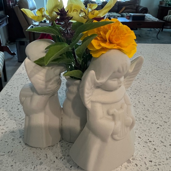 Mini Angel vase 4” tall ceramic 3 angels - Picture 4 of 4